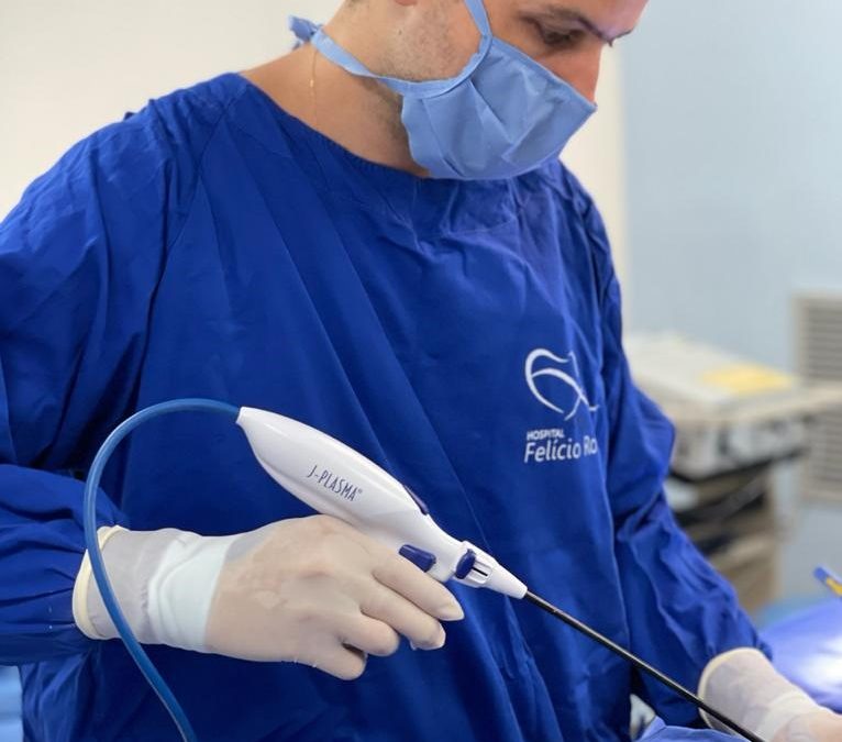 O cirurgião plástico Dr. Augusto Almeida fazendo aplicação do renuvion